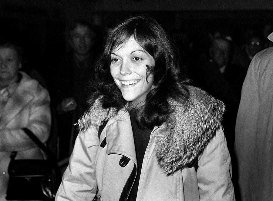 The Heartbreaking Story of Karen Carpenter: From Her Brief Marriage and Swift Divorce After Just 14 Months to Her Untimely Death.
