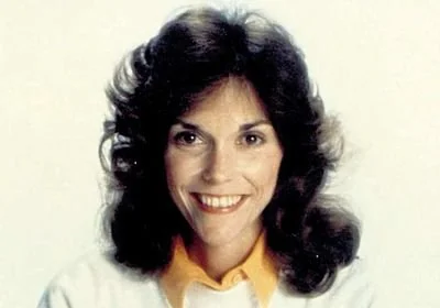 Karen Carpenter’s final performance took place on December 17, 1982, when she sang Christmas carols for children at the Buckley School in Sherman Oaks, California, marking a bittersweet end to her legendary voice.
